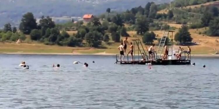 Šokantni detalji tragedije na jezeru u BiH: Jedan brat (27) se utopio, drugi spašen. Poznato odakle su mladići
