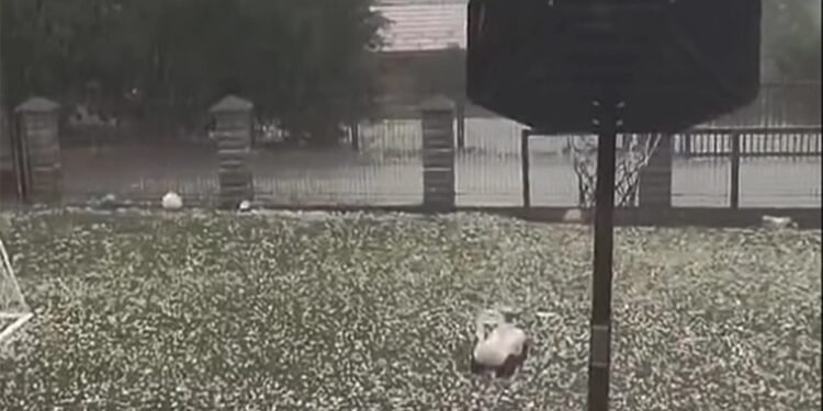 Jako nevrijeme pogodilo BiH: Led zabijelio Bosanski Petrovac (VIDEO)