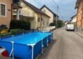 Žena u Zagrebu postavila bazen nasred ulice: “Nemam mjesta u dvorištu”