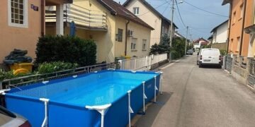 Žena u Zagrebu postavila bazen nasred ulice: “Nemam mjesta u dvorištu”