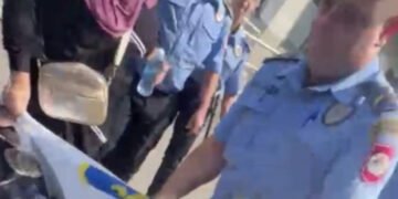 Policajci u Doboju pocijepali zastavu s ljiljanima, pa priveli ženu jer se tome usprotivila