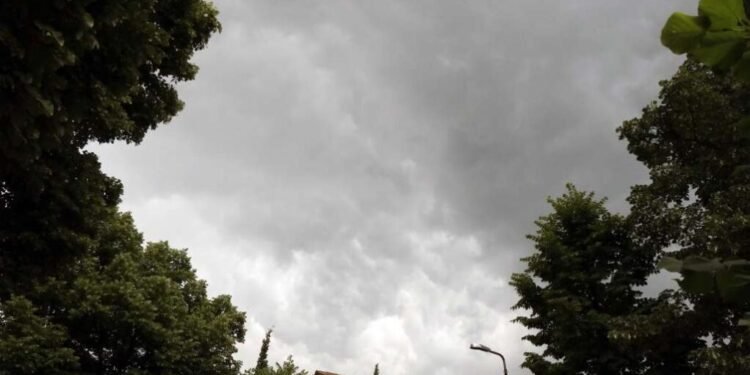 Meteorolozi upozoravaju: Nakon sunčanog jutra stižu pljuskovi, grad i jak vjetar