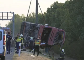 Prevrnuo se autobus na autoputu, poginulo je više osoba. U njemu bilo 57 putnika i dva vozača