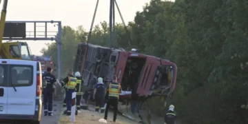 Prevrnuo se autobus na autoputu, poginulo je više osoba. U njemu bilo 57 putnika i dva vozača