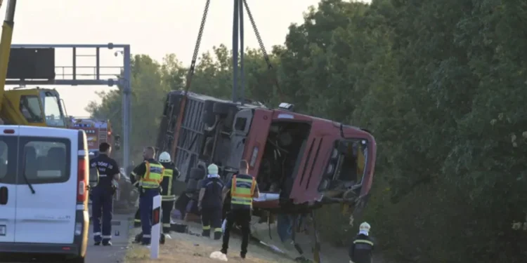 Prevrnuo se autobus na autoputu, poginulo je više osoba. U njemu bilo 57 putnika i dva vozača