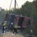 Prevrnuo se autobus na autoputu, poginulo je više osoba. U njemu bilo 57 putnika i dva vozača