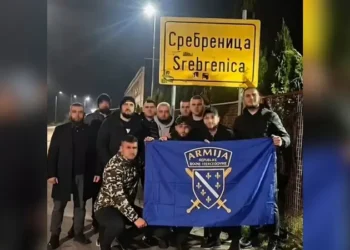 Muškarci u Srebrenici podigli zastavu ARBiH, Nenad Nešić ponovo provocira