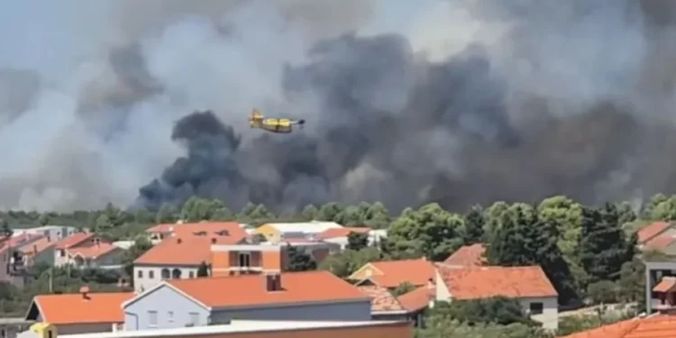 Tri državljanina Hrvatske i jedna Poljakinja zapalili požar na čak 10 mjesta, imali i poluautomatsko oružje!