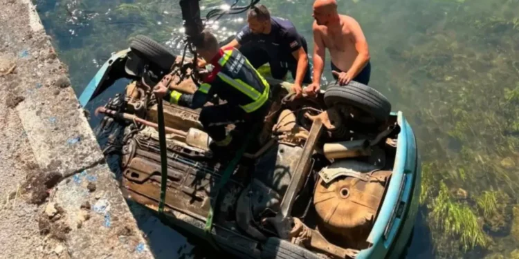 Nesreća u BiH: Petorica heroja spasili mladića iz auta koji je sletio u rijeku, a onda su ugledali dječiju sjedalicu