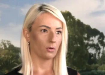 Nikolina iz Srbije slikala sedmogodišnjeg sina sa šajkačom i podignuta tri prsta: Završila 15 dana u hrvatskom zatvoru